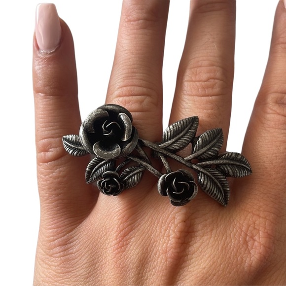 Flower 2 Finger Ring - Picture 3 of 3